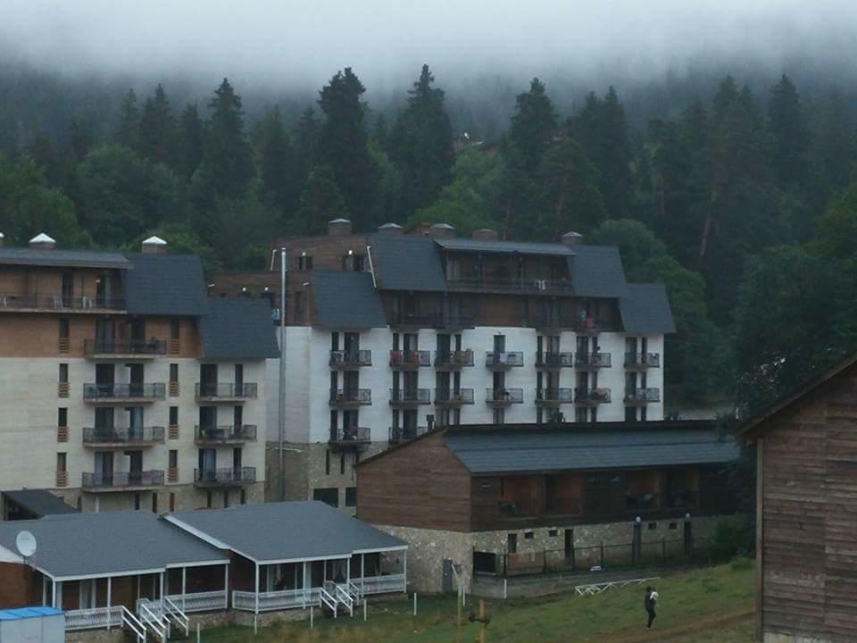 Hotel Mgzavrebi Bakuriani Exteriör bild